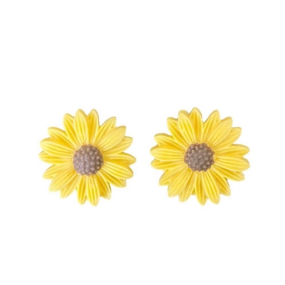 Yellow Daisy Floral Clay Stud Earrings – NWOT